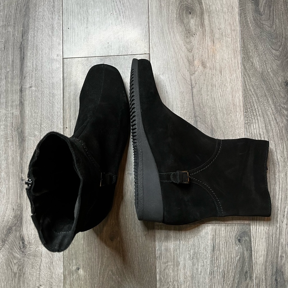 New  La Canadienne Suede Leather Bootie side zipper Size 8.5